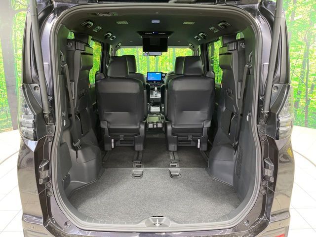 TOYOTA VOXY HYBRID 2023