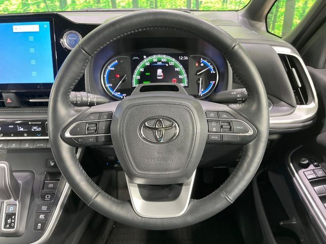 TOYOTA VOXY HYBRID 2023