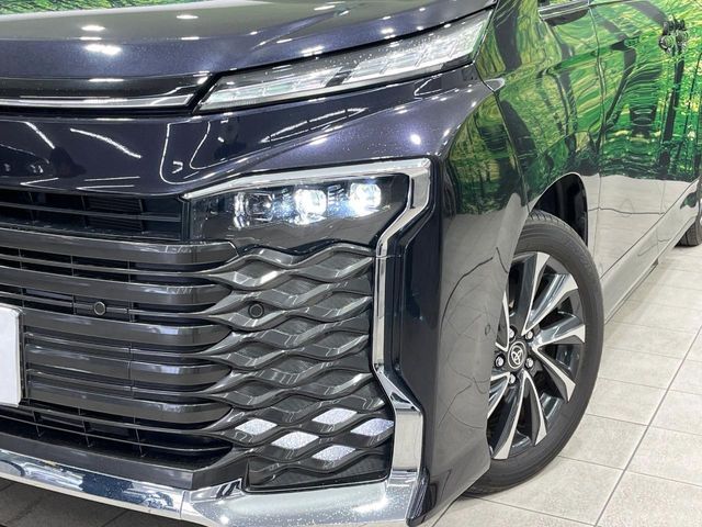 TOYOTA VOXY HYBRID 2023