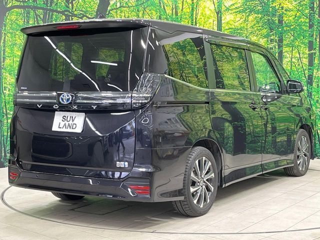 TOYOTA VOXY HYBRID 2023