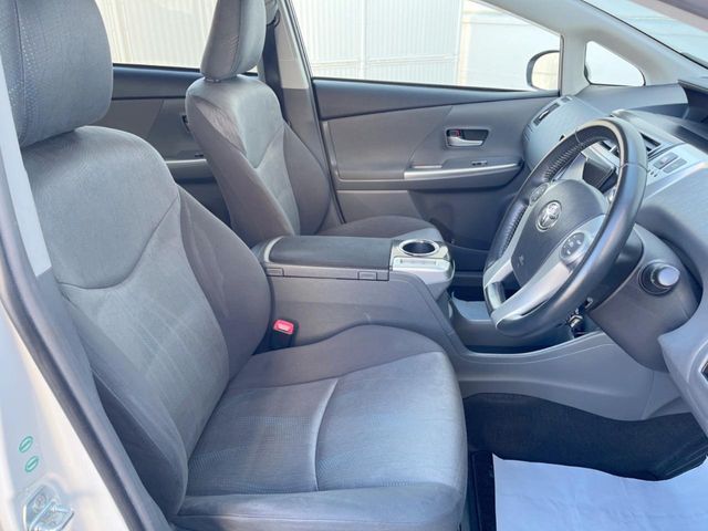 TOYOTA PRIUS Alpha 2013