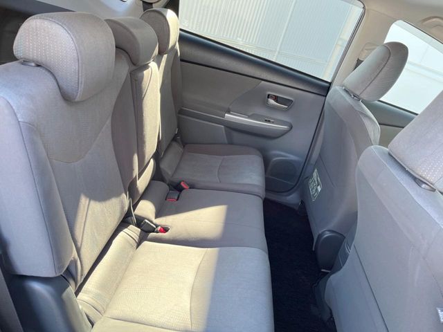 TOYOTA PRIUS Alpha 2013