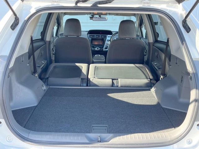 TOYOTA PRIUS Alpha 2013