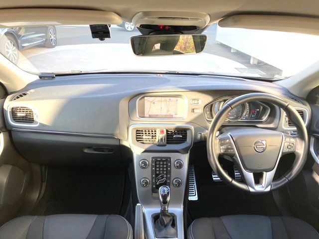 VOLVO VOLVO V40 2017