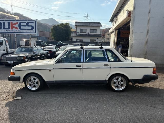 VOLVO VOLVO 240 sedan 1990