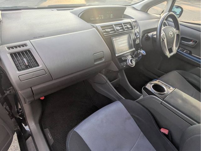 TOYOTA PRIUS Alpha 2013