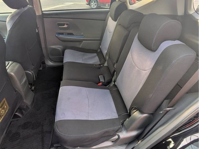 TOYOTA PRIUS Alpha 2013