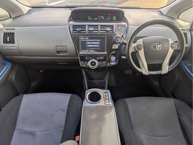 TOYOTA PRIUS Alpha 2013