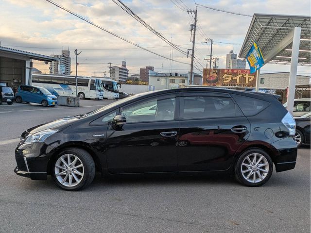 TOYOTA PRIUS Alpha 2013