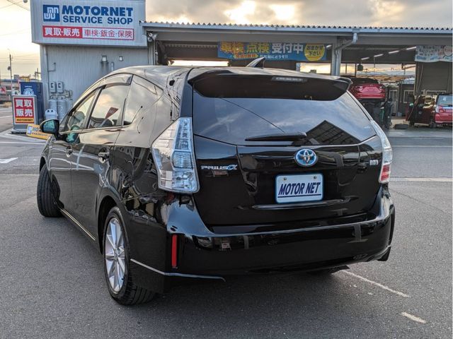 TOYOTA PRIUS Alpha 2013