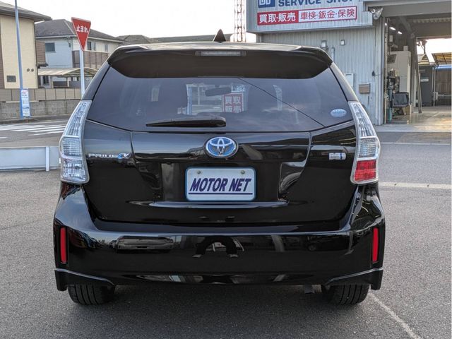 TOYOTA PRIUS Alpha 2013