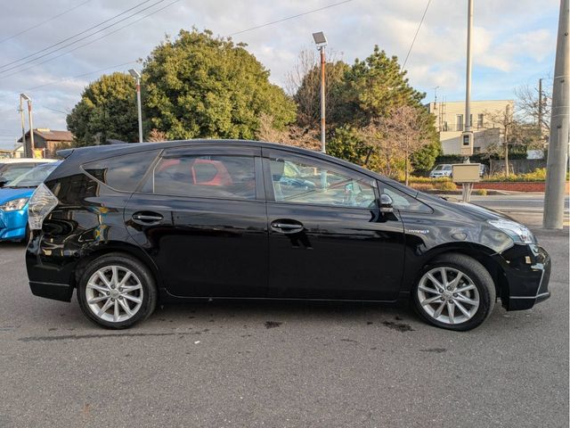 TOYOTA PRIUS Alpha 2013
