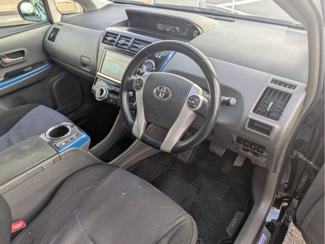 TOYOTA PRIUS Alpha 2013