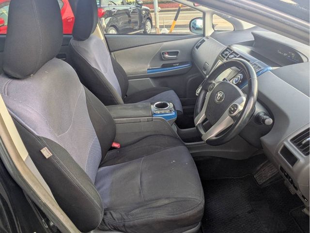 TOYOTA PRIUS Alpha 2013