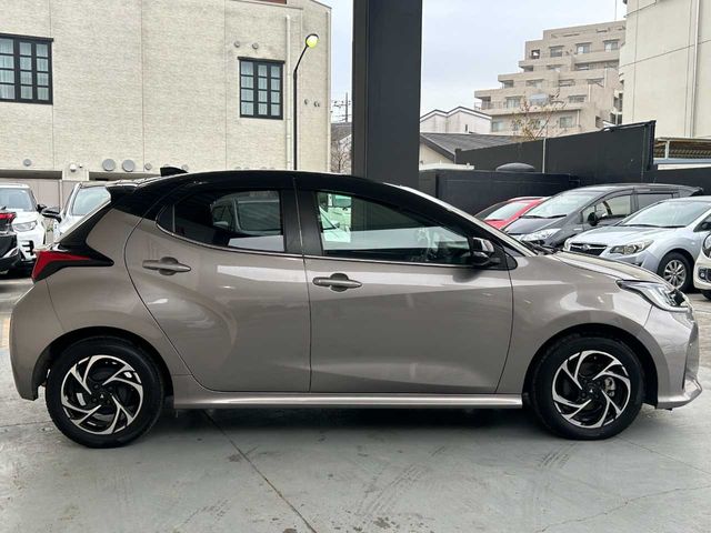 TOYOTA YARIS HYBRID 2024