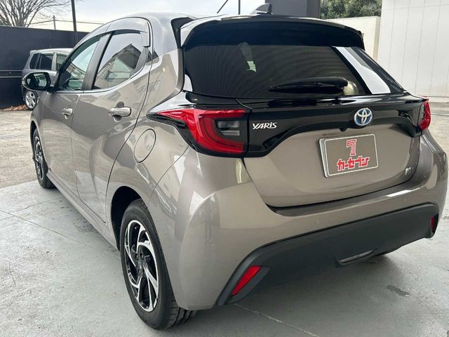 TOYOTA YARIS HYBRID 2024