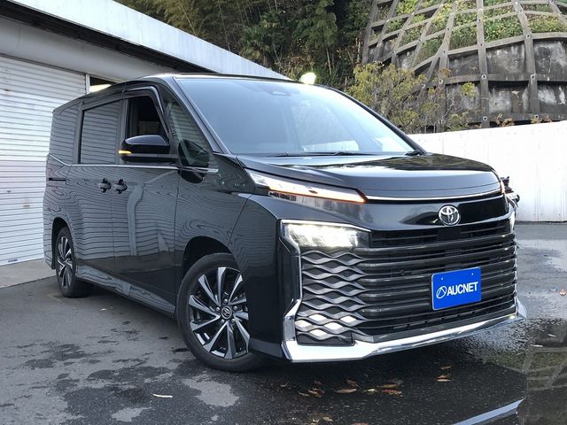 TOYOTA VOXY 2022
