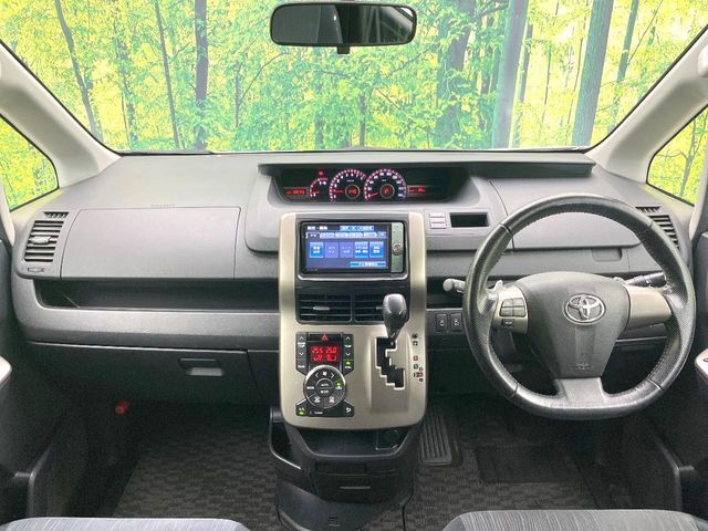 TOYOTA NOAH 2012