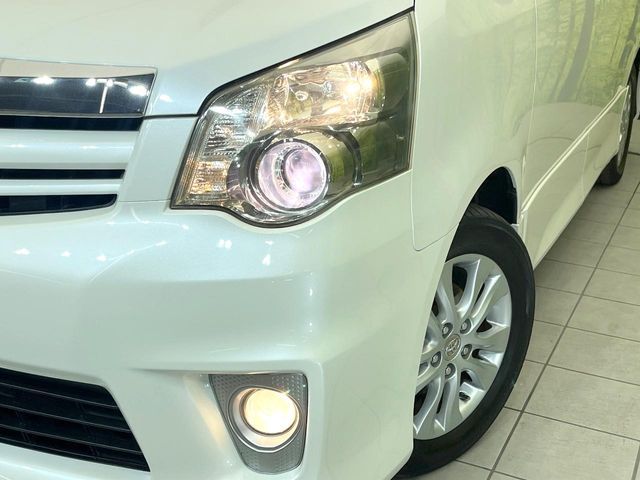 TOYOTA NOAH 2012