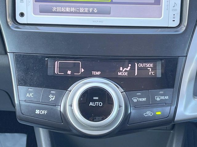 TOYOTA PRIUS Alpha 2014