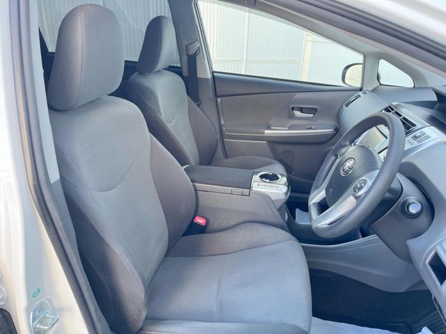 TOYOTA PRIUS Alpha 2014