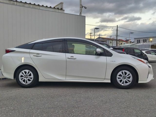 TOYOTA PRIUS 2017