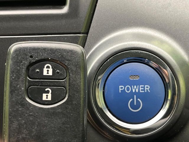 TOYOTA PRIUS Alpha 2014