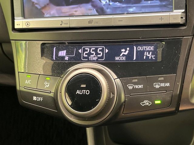 TOYOTA PRIUS Alpha 2014