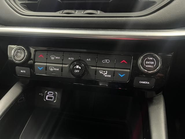 JEEP JEEP COMMANDER 2023