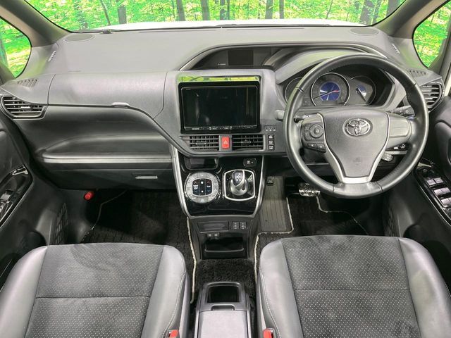 TOYOTA VOXY HYBRID 2020