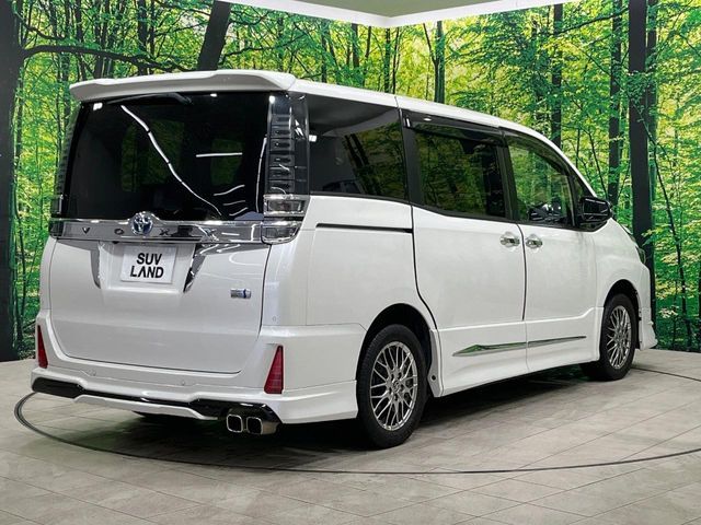 TOYOTA VOXY HYBRID 2020