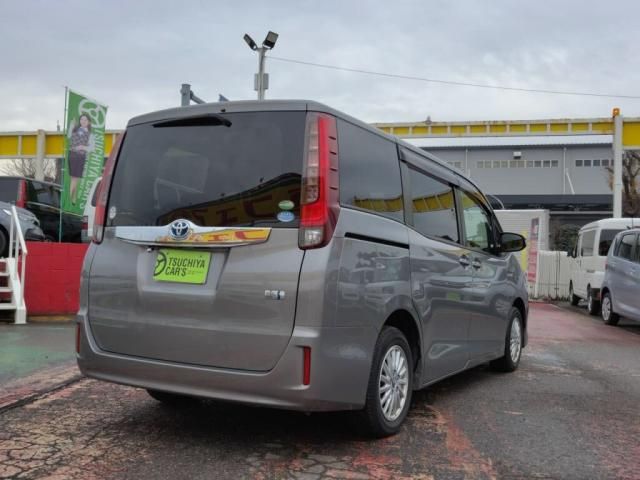 TOYOTA NOAH HYBRID 2015