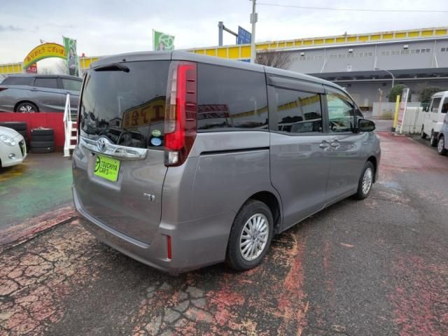 TOYOTA NOAH HYBRID 2015
