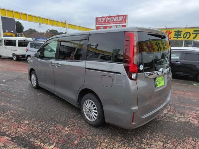 TOYOTA NOAH HYBRID 2015