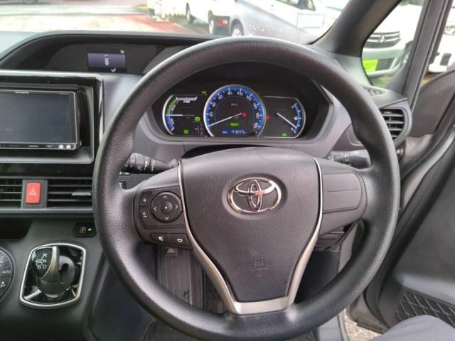 TOYOTA NOAH HYBRID 2015