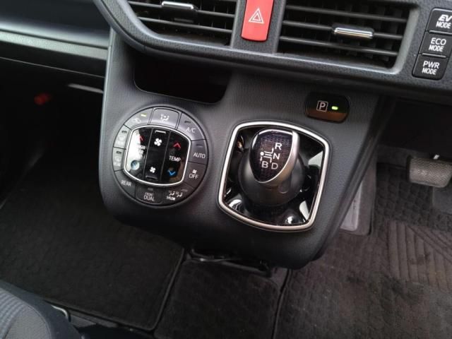 TOYOTA NOAH HYBRID 2015