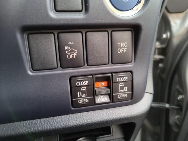 TOYOTA NOAH HYBRID 2015