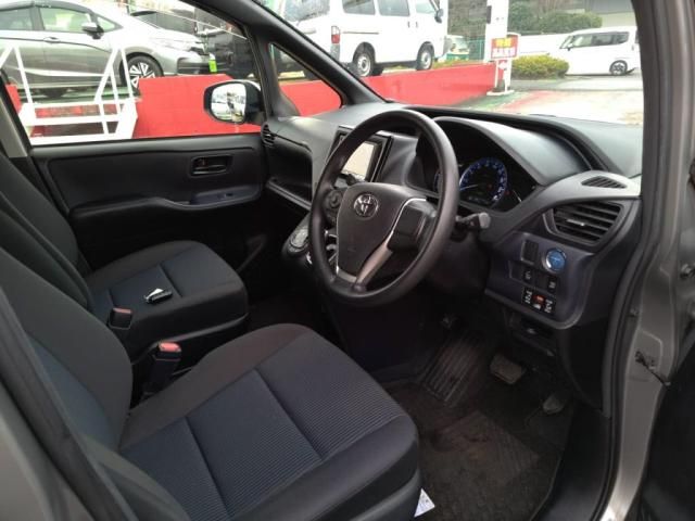 TOYOTA NOAH HYBRID 2015