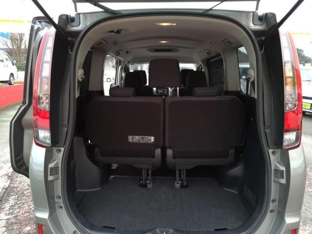 TOYOTA NOAH HYBRID 2015