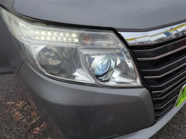 TOYOTA NOAH HYBRID 2015