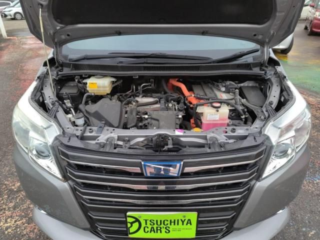 TOYOTA NOAH HYBRID 2015