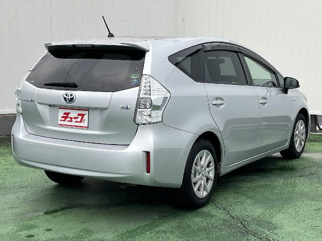 TOYOTA PRIUS Alpha 2012