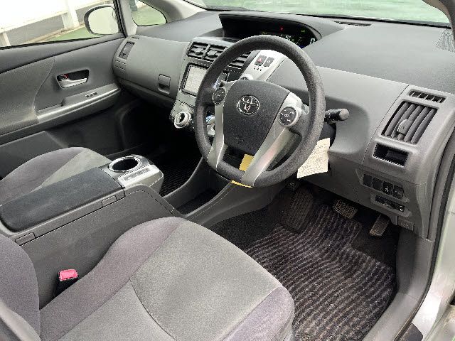 TOYOTA PRIUS Alpha 2012