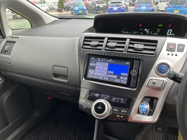 TOYOTA PRIUS Alpha 2012