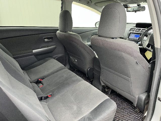 TOYOTA PRIUS Alpha 2012