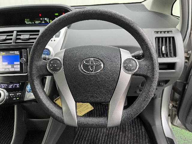 TOYOTA PRIUS Alpha 2012