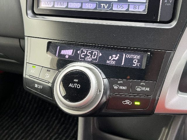 TOYOTA PRIUS Alpha 2012