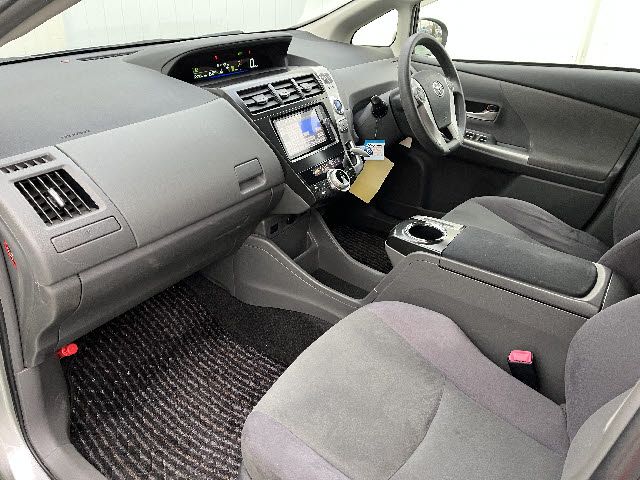 TOYOTA PRIUS Alpha 2012