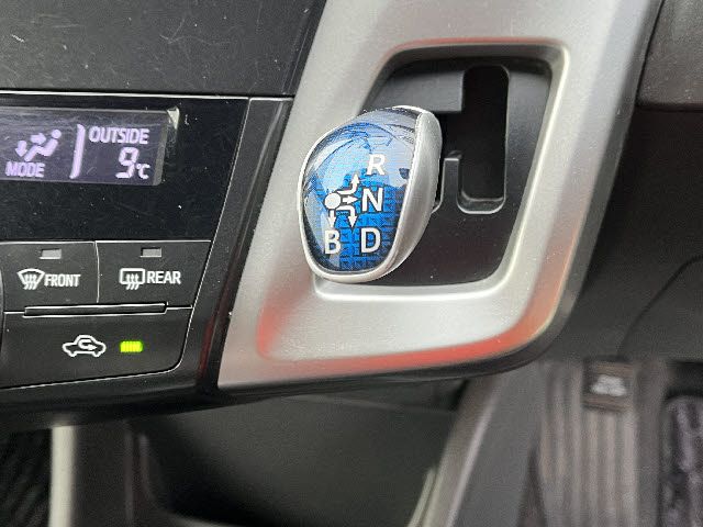 TOYOTA PRIUS Alpha 2012