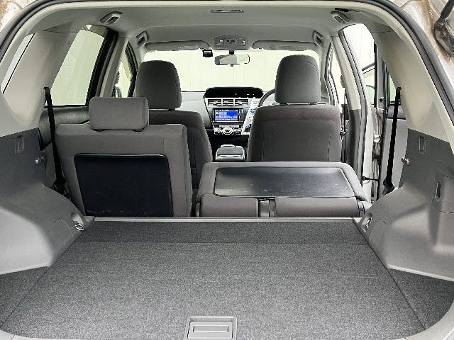 TOYOTA PRIUS Alpha 2012